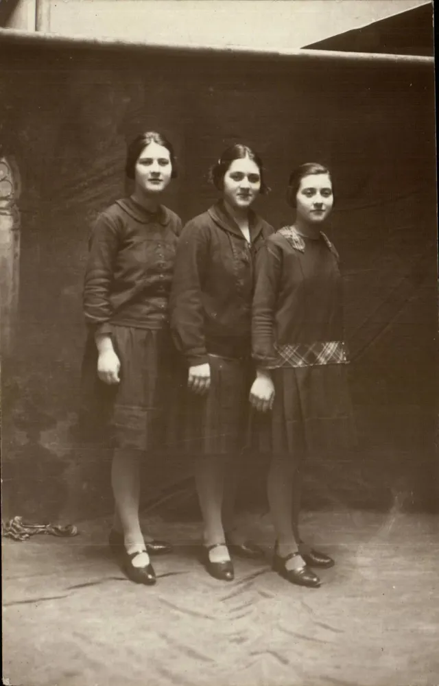 Drei junge Mädchen — Fotostudio — Ansichtskarte - Vorderseite