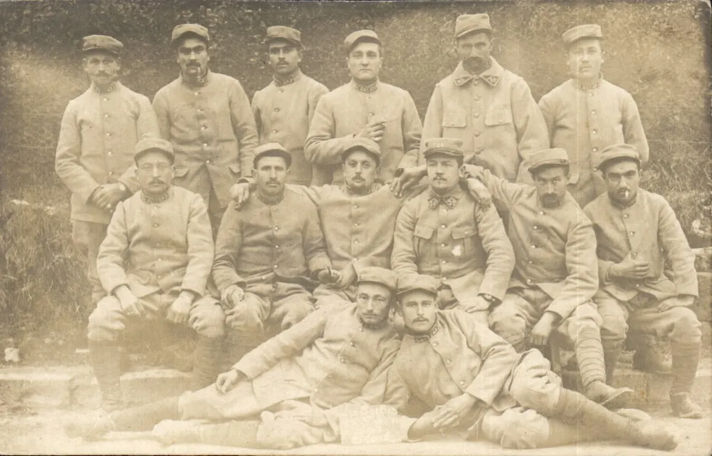 Grupo de soldados — uniformes militares — bilhete postal - Frente