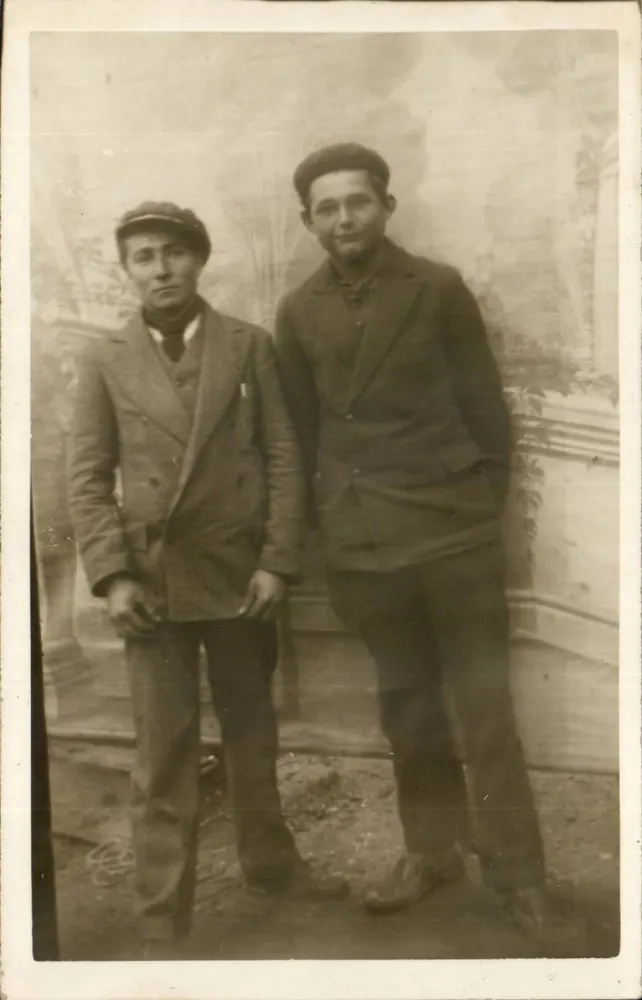 Zwei junge Männer — Fotostudio — C. Photo - Vorderseite