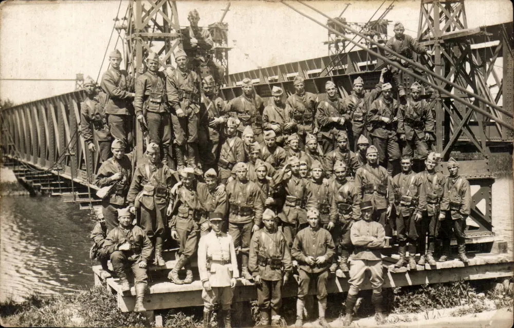 Soldaten auf einer Metallbrücke — unbekannter Verlag, Seriennummer nicht sichtbar - Vorderseite