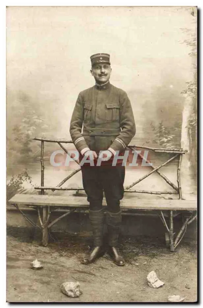Soldado em uniforme — estúdio fotográfico — editor não identificado - Frente