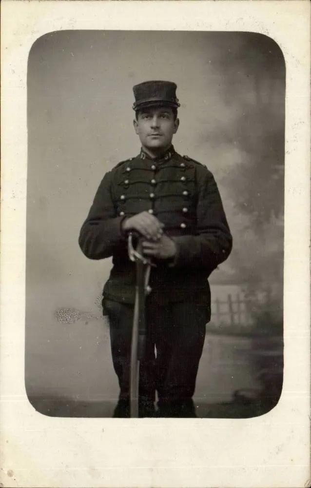 Soldat im Uniform — Photographie auf Ansichtskarte — Verlag nicht sichtbar - Vorderseite