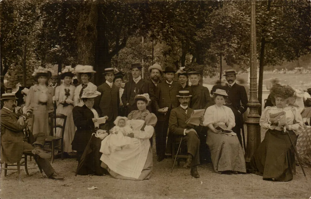Familien- oder Sozialgruppe im Park — R. Guilleminot, Verleger in Paris, Nr. 469 - Vorderseite