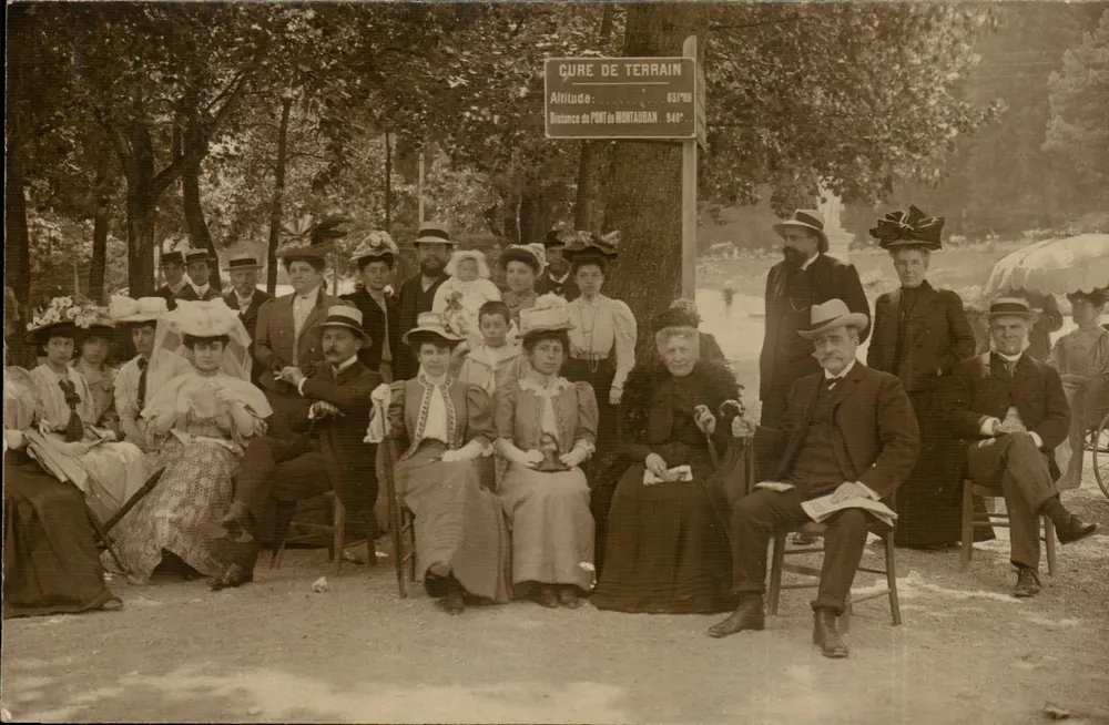 Gruppe von Personen bei Cure de Terrain — Schild mit Angabe der Höhe und Entfernung — Verlag R. Guillemanot, Basajfing et Cie, Paris - Vorderseite