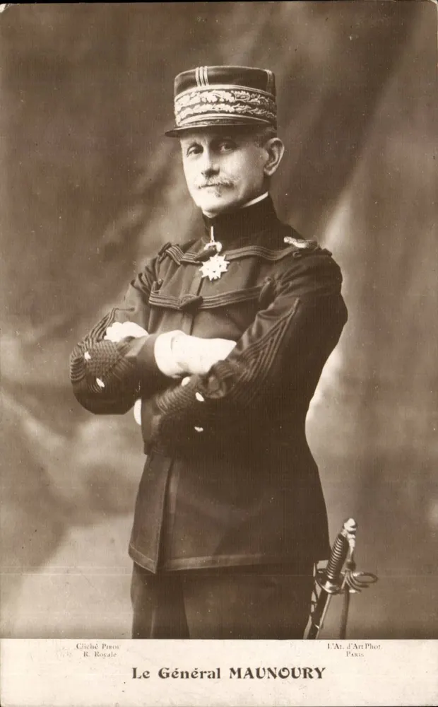 O Geral Maunoury — retrato militar — L'Atelier d'Art Phot. Paris - Frente
