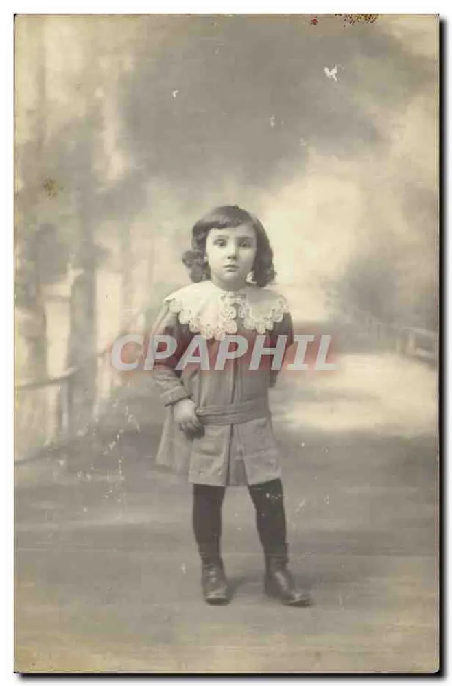 Menina pequena em traje infantil — estúdio fotográfico — Sociedade dos 'rédactis' AS DE TREFFLE - Frente