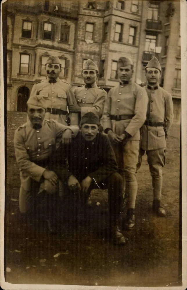 Gruppe von Soldaten im Uniform — New York — Verlag LEONAR, Nr. 1565 - Vorderseite