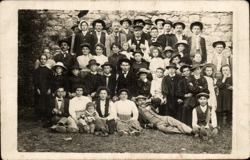 Familien- oder Sozialgruppe — vor Steinmauer — Nr. 332 - Vorderseite