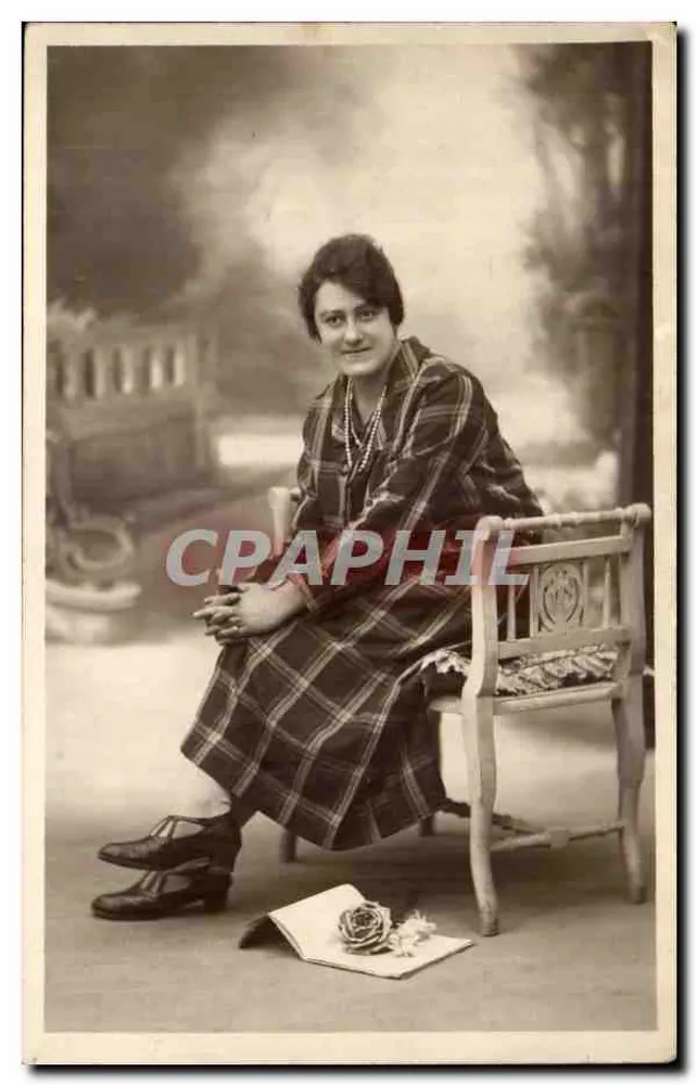 Frau in einem karierten Kleid — Studio — Photo Mazza, 4, rue de la Fonderie, Le-Beq - Vorderseite