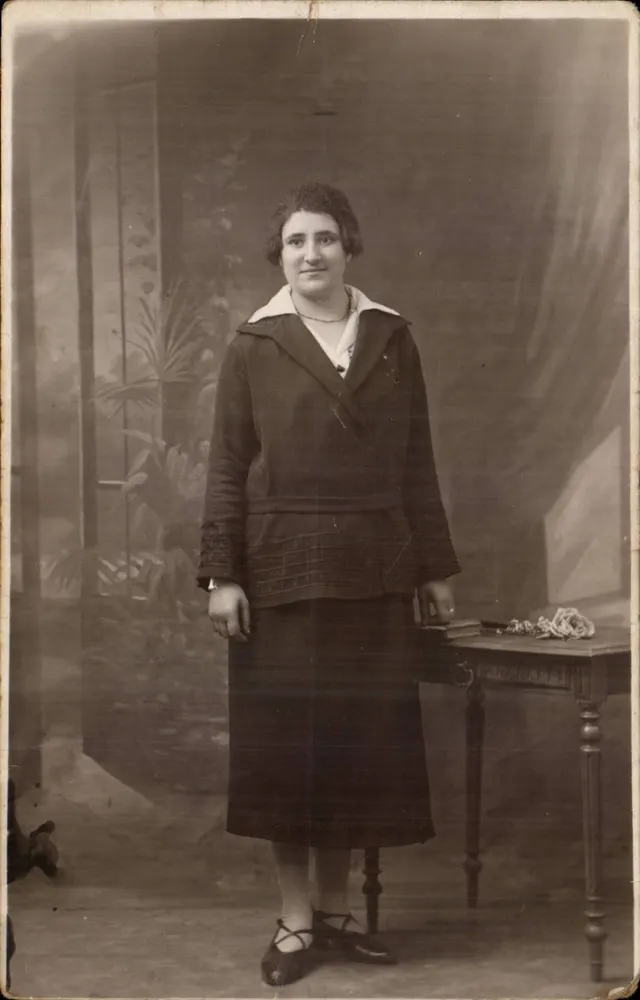 Frau im eleganten Kleid — Fotostudio — Photo GROYSILLIER, Paris - Vorderseite