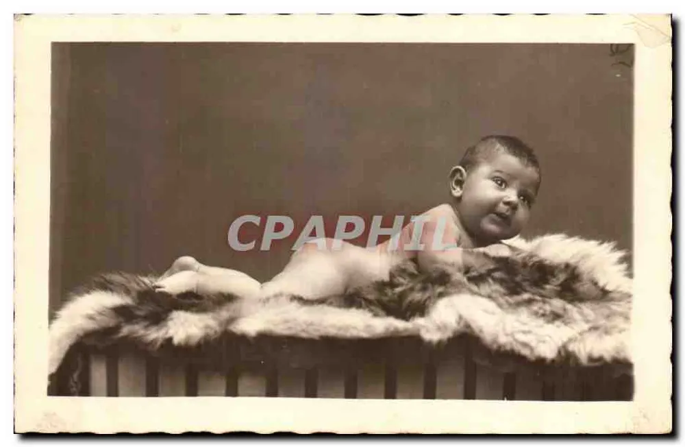 Bebê sobre cobertor de pele — Fotografia de estúdio — Fotógrafo V. PÉRON, 2, Avenida Pavillons-Souls-Lucis - Frente