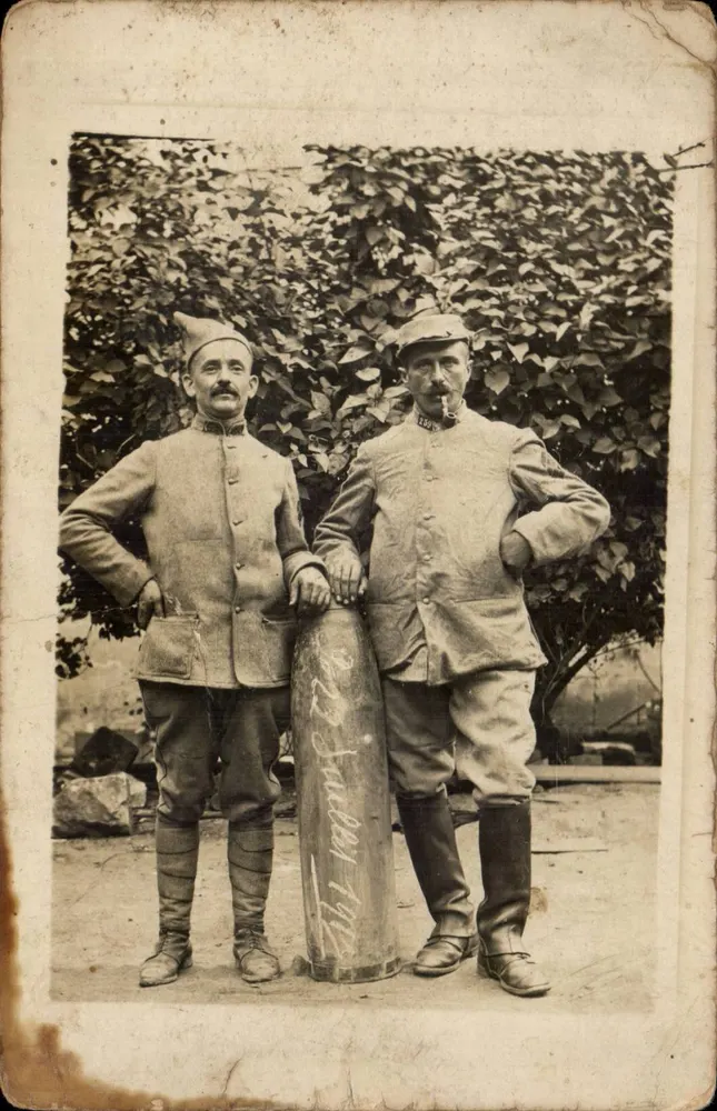Zwei Soldaten — mit Granate mit Aufschrift '22. Juli 1917' — Ansichtskarte vom 29. Juli 1917 - Vorderseite