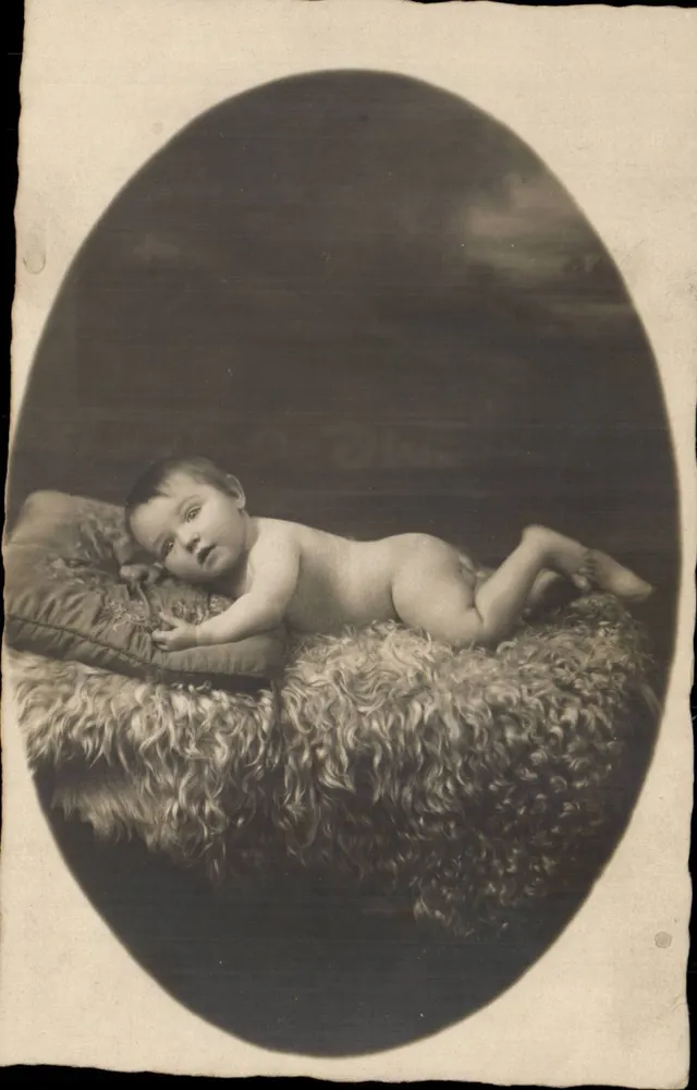 Bebê nu deitado em almofada — fotografia de estúdio — Carta postal - Frente