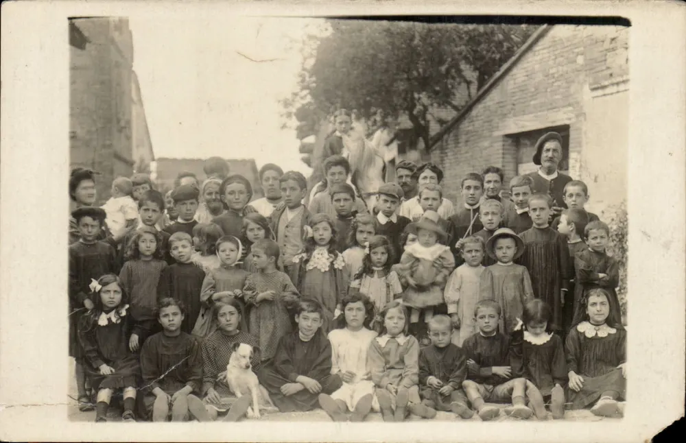 Gruppe von Kindern und Erwachsenen — Schule oder Verein — C. Photo, Bedarieux - Vorderseite