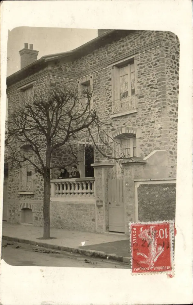 Casa de pedra com varanda — duas pessoas na varanda — editor não visível - Frente