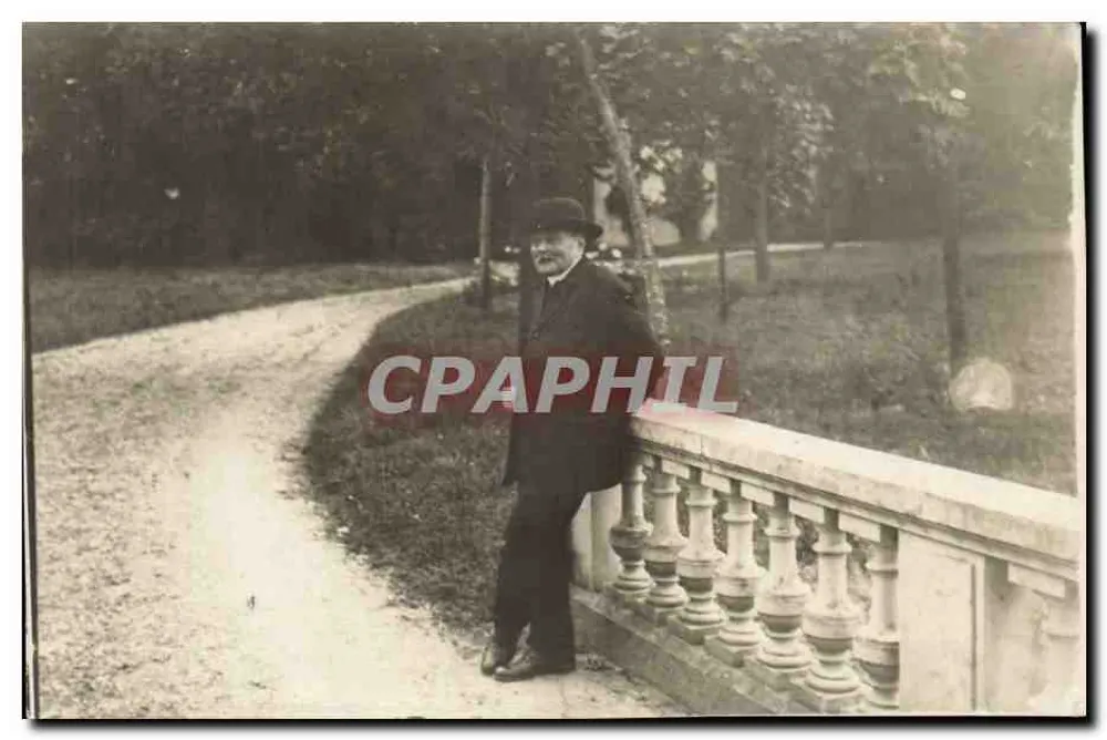 Mann in Anzug und Hut — Park mit Weg und Balustrade — anonyme Ansichtskarte - Vorderseite