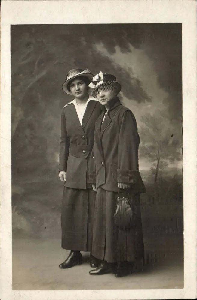 Zwei Frauen in historischem Kleid — Studio — Ansichtskarte - Vorderseite