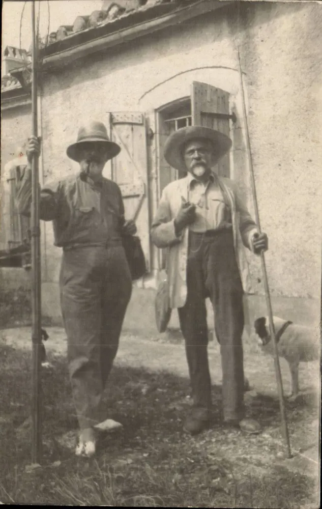 Dois homens e um cachorro — diante de uma casa — carta postal - Frente