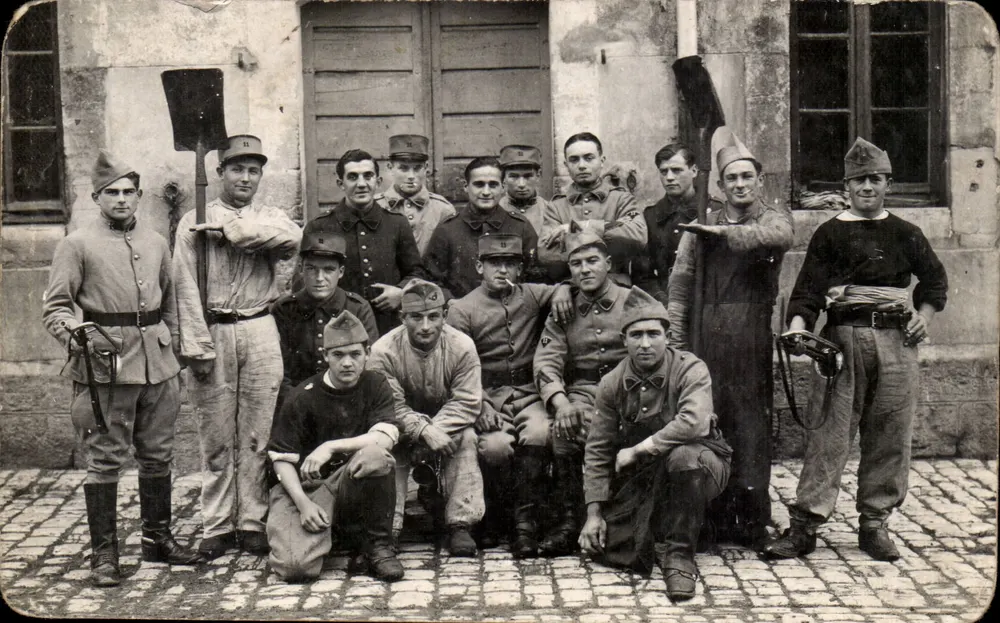 Gruppe Soldaten — Frankreich — Photo Girardot Vesoul - Vorderseite