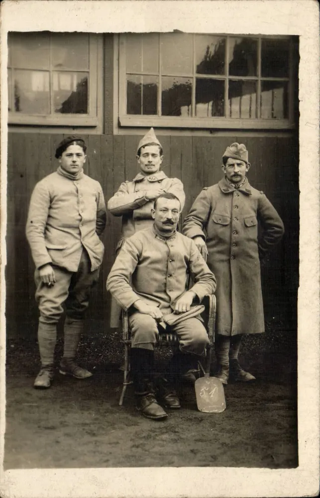 Vier Soldaten — Pose im Freien — C. Militärfoto - Vorderseite