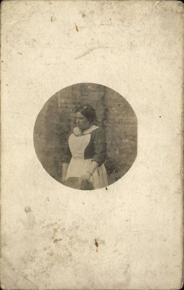 Jovem mulher com avental — retrato circular — cartão postal - Frente