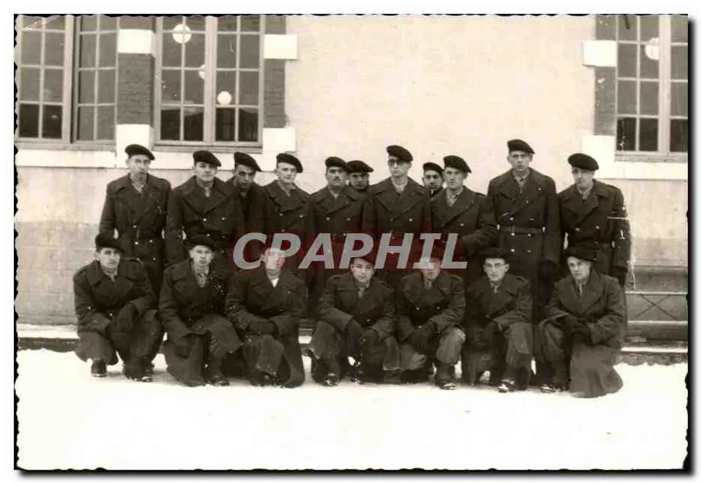 Gruppe von Soldaten — in Uniform und Mützen — vor einem schneebedeckten Gebäude - Vorderseite