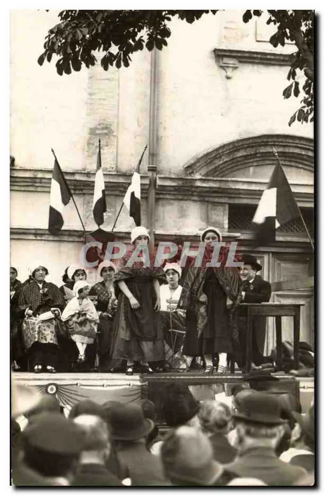 Festa nacional — celebração com bandeiras francesas — editor não identificado - Frente