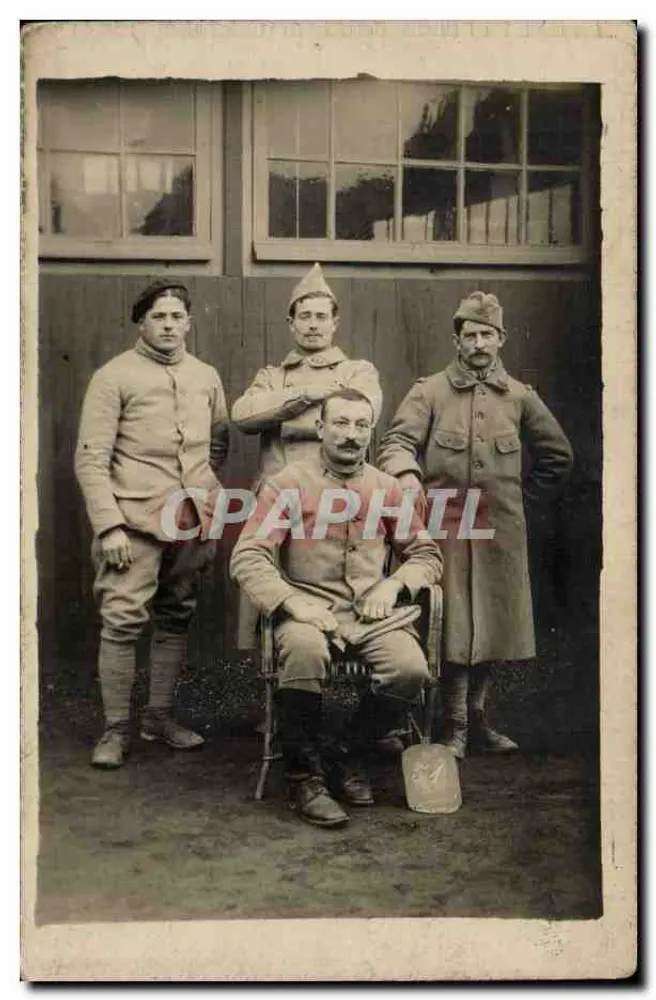 Quatro soldados em uniforme — pose ao ar livre — carta postal militar - Frente