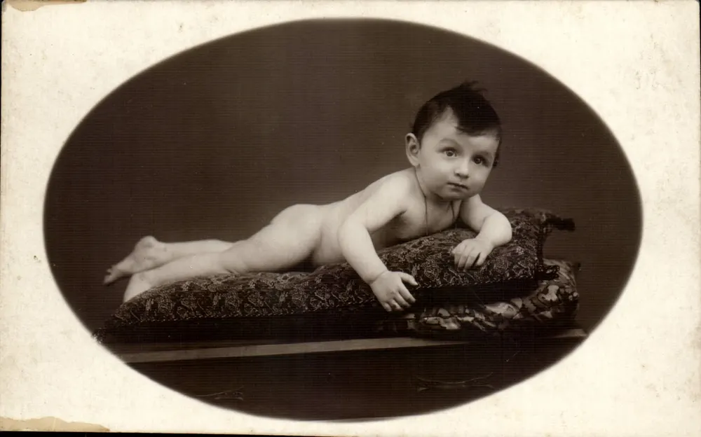 Nacktes Baby auf Kissen — Studiofotografie — P.H. Brouchican, 7 PI St Michel, Toulouse - Vorderseite