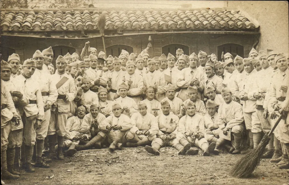 Grupo de soldados — Tema militar — Foto C. M. M. (Milão) - Frente