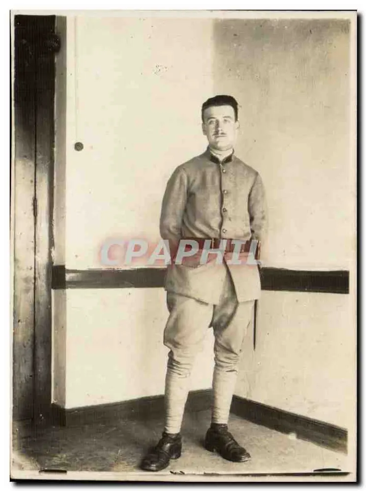 Soldat in Uniform — Pose im Innenraum — unbekannter Verlag - Vorderseite