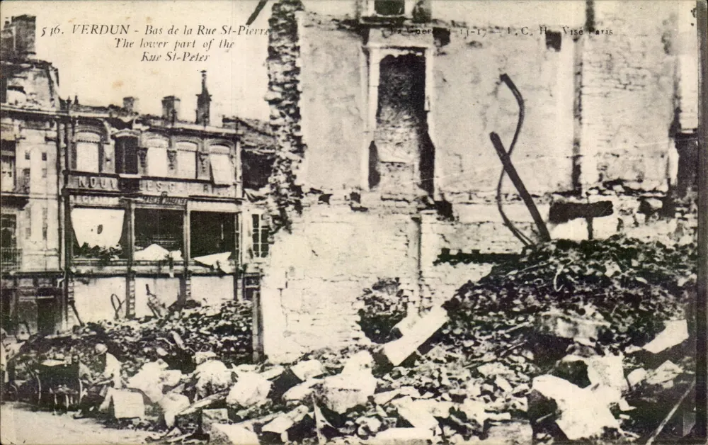 Verdun - Onderkant van de Rue Saint-Pierre — ruïnes na de gevechten — uitgever H. Visé, Parijs, n° 516 - Voorkant
