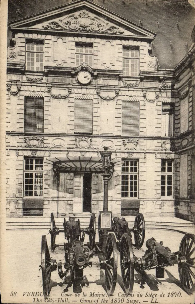Verdun — Cour da Mairie — Canhões do Cerco de 1870 — LL - Frente
