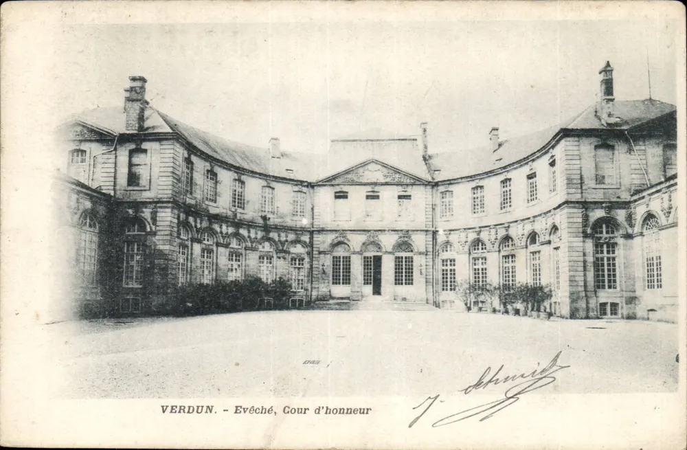 Verdun - Evêché, Cour d'honneur — J. Schmid - Frente