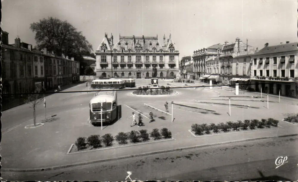 Place Reggio und das Präfekturgebäude — Bar-le-Duc — Verlag Cap - Vorderseite