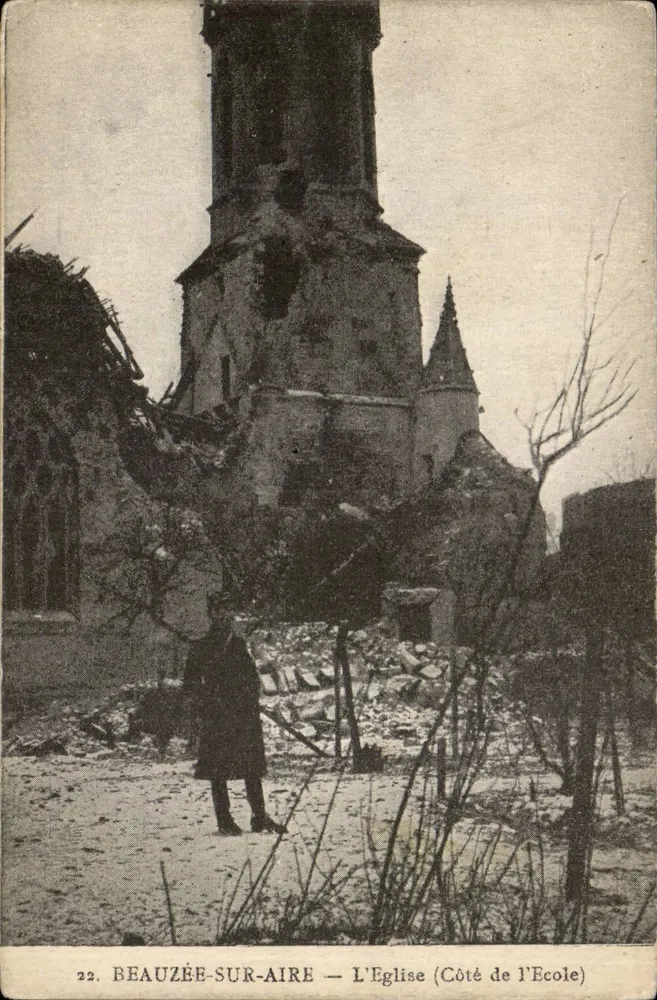 Beauzée-sur-Aire — Die Kirche (Seite der Schule) - Vorderseite