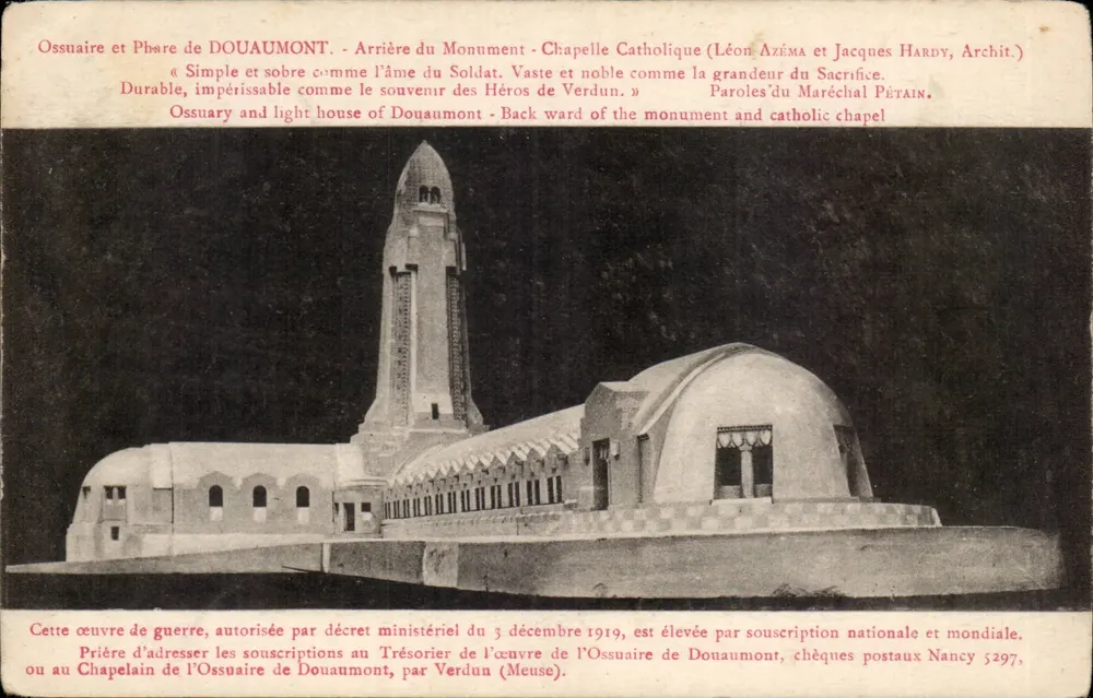Ossuarium und Leuchtturm von Douaumont — Rückseite des Denkmals — Katholische Kapelle — Léon Azéma und Jacques Hardy, Architekten - Vorderseite