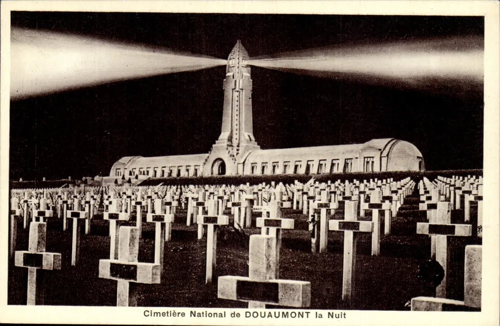 Nationale Friedhof Douaumont in der Nacht — Verlag SED - Vorderseite