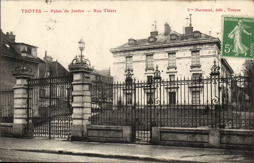 Troyes — Palácio de Justiça — Rua Thiers — V° Bertrand, editor, Troyes - Frente