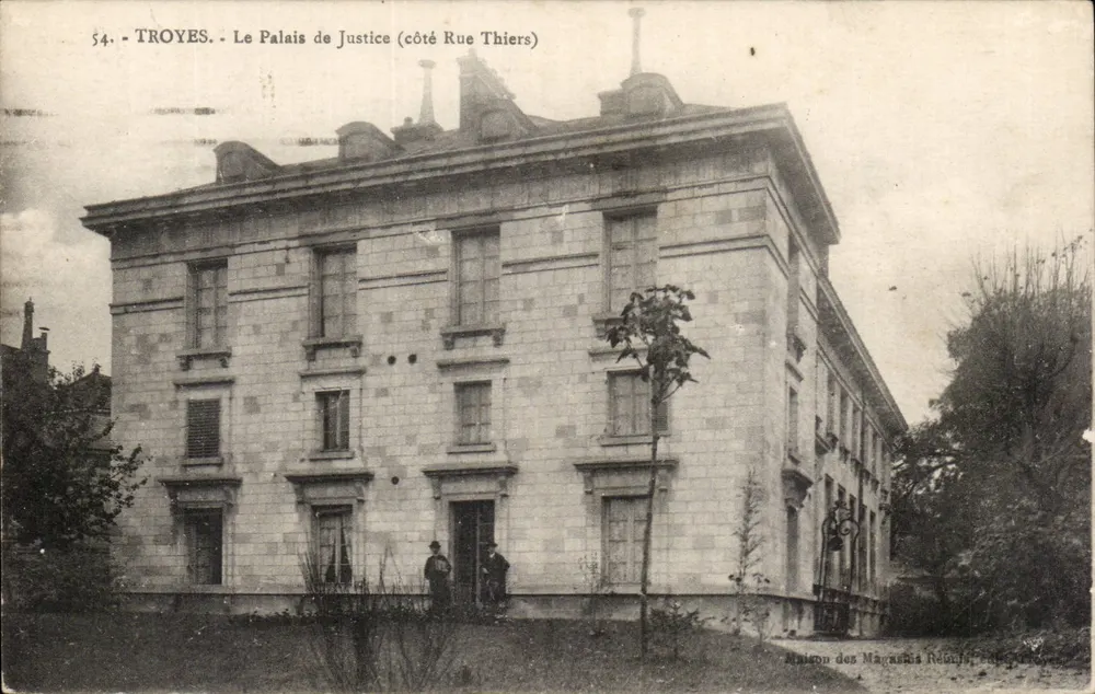 Troyes - Das Justizpalast (Seite der Rue Thiers) — Maison des Magasins Réunis, Verlag Nr. 54 - Vorderseite