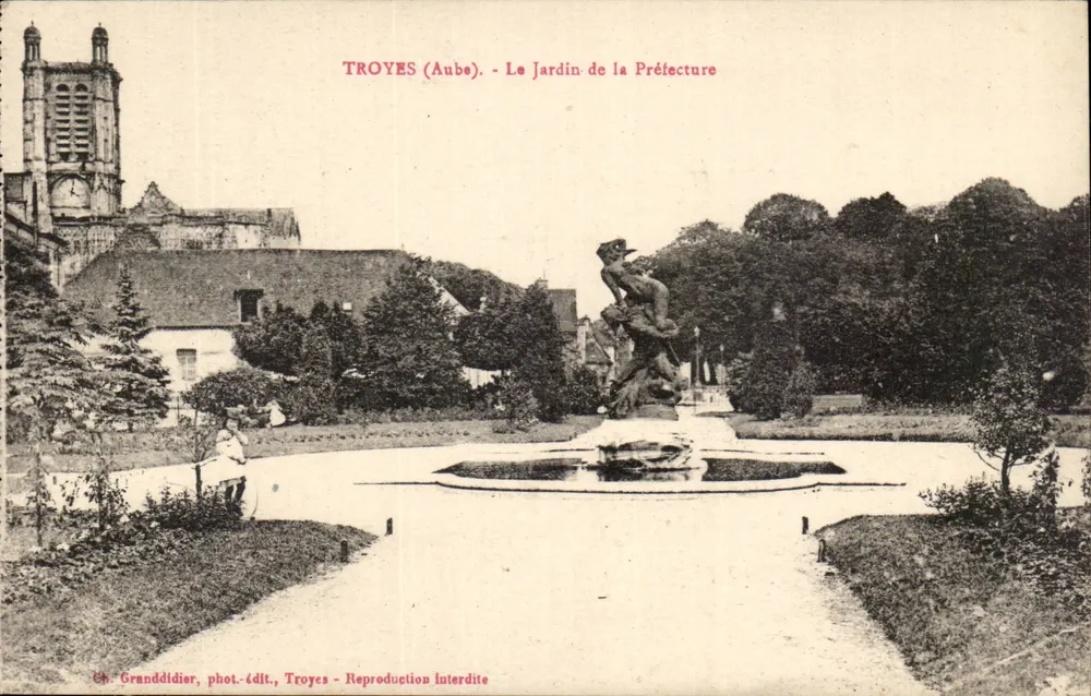 Troyes (Aube) - O Jardim da Prefeitura — Ch. Granddidier, fot.-edit., Troyes - Frente