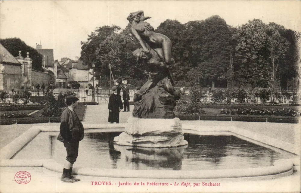 Troyes - Jardin de la Préfecture - Le Rapt, par Suchetet - Frente