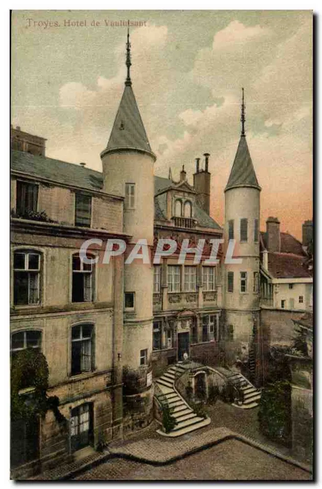Troyes. Hotel de Vauldsant — vista da entrada com escadas e torres - Frente