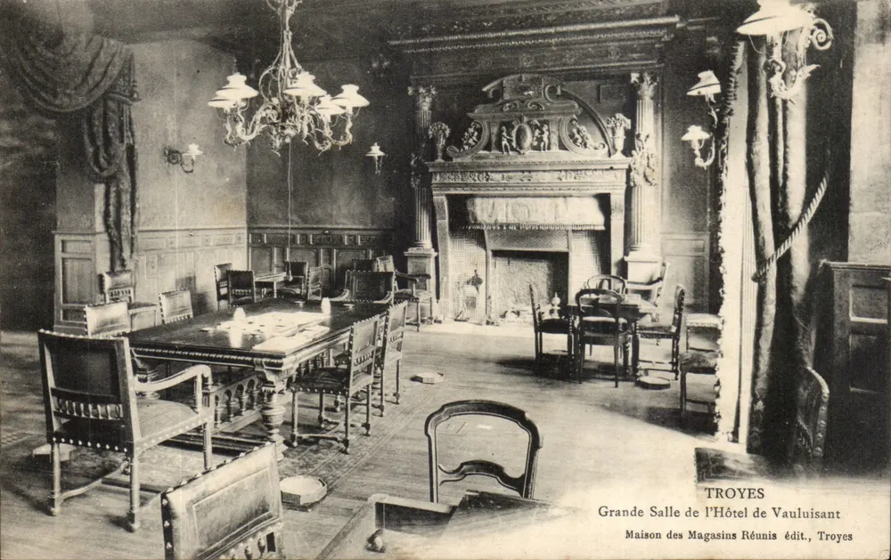 Große Halle des Hôtels de Vauluisant — Troyes — Verlag Maison des Magasins Réunis, Troyes - Vorderseite