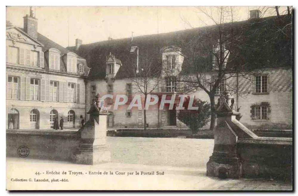 Bischofssitz von Troyes — Eingang zum Innenhof über den südlichen Portal — G. Lancelet, Foto-Verlag - Vorderseite