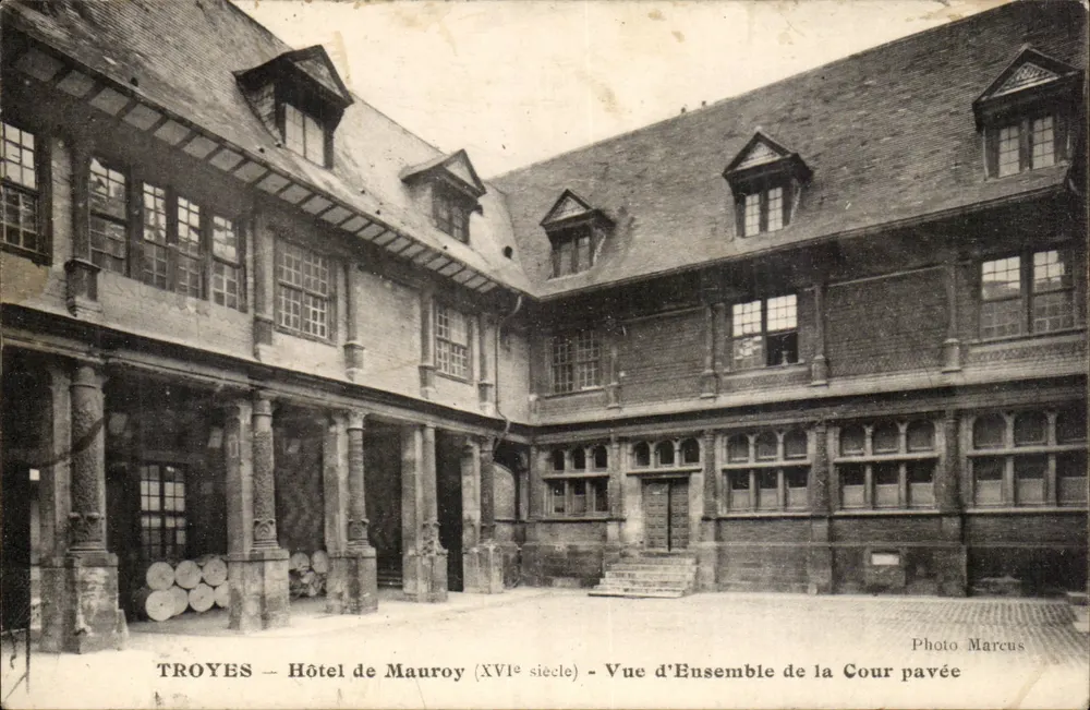 Troyes — Hotel de Mauroy (16. Jahrhundert) — Ansicht des gepflasterten Hofes — Foto Marcus - Vorderseite