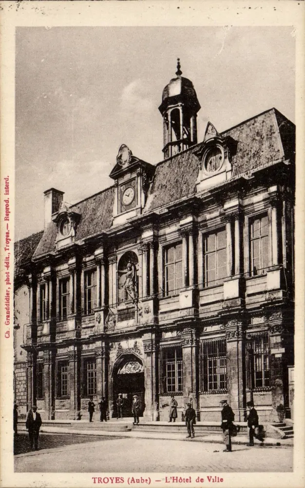 Troyes (Aube) — Het Stadhuis — Ch. Granddider, fot. stilt, Troyes - Voorkant