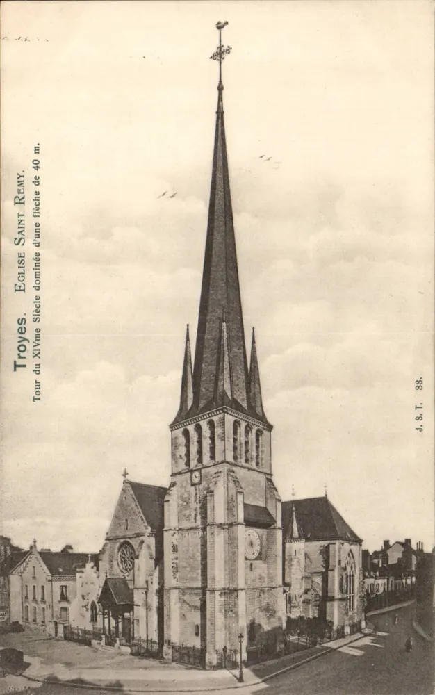 Igreja de São Rémy de Troyes — Torre do século XIV dominada por uma flecha de 40 m — J.S.T. 33 - Frente