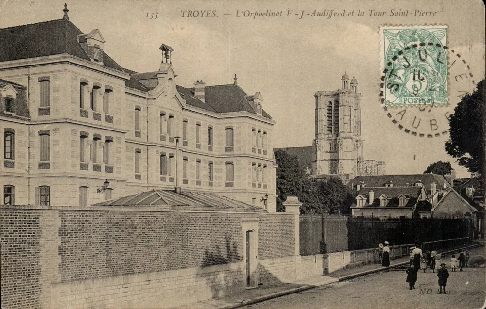Troyes — Das Waisenhaus F.-J.-Audiffred und die Turm Saint-Pierre — unbekannter Verlag, Nr. 135 - Vorderseite