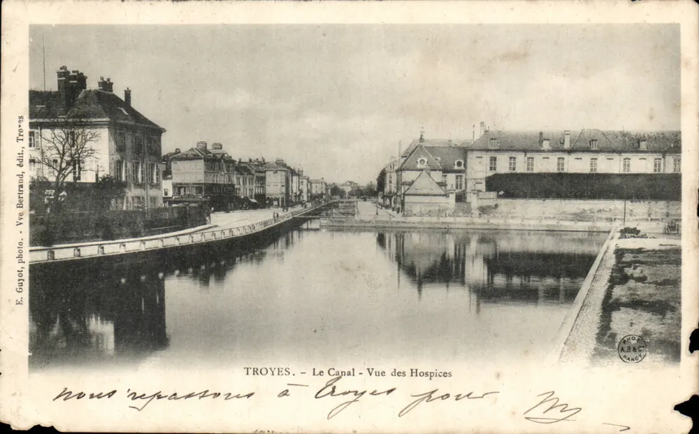 Troyes - O Canal - Vista dos Hospices — E. Guyot, foto. - Vista Bertrand, editor. - Frente